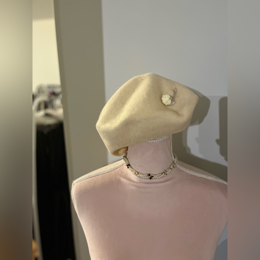 Vintage wool cream beret with brooch